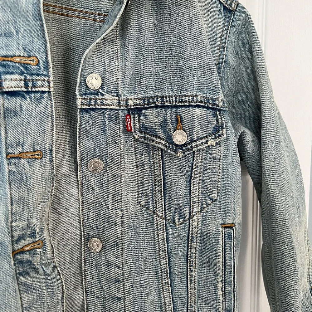 Levi's Ex-Boyfriend Trucker Jacket in Dream of Life wash, size XS - Picture 1 of 3